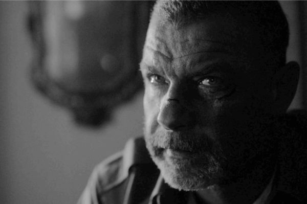 Al otro lado del río y entre los árboles foto crítica.