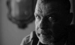 Al otro lado del río y entre los árboles