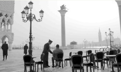 Al otro lado del río y entre los árboles