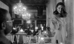 Al otro lado del río y entre los árboles