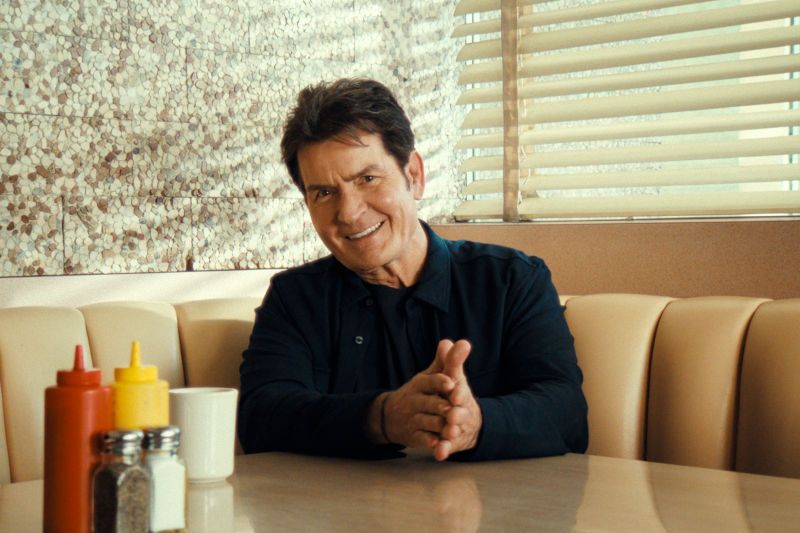 Alias Charlie Sheen foto crítica.