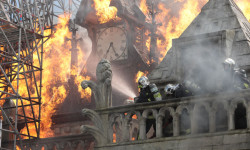 Arde Notre Dame