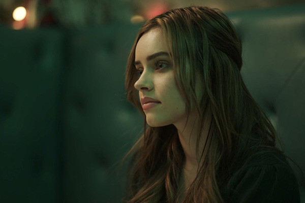 Bajo su influencia foto crítica.