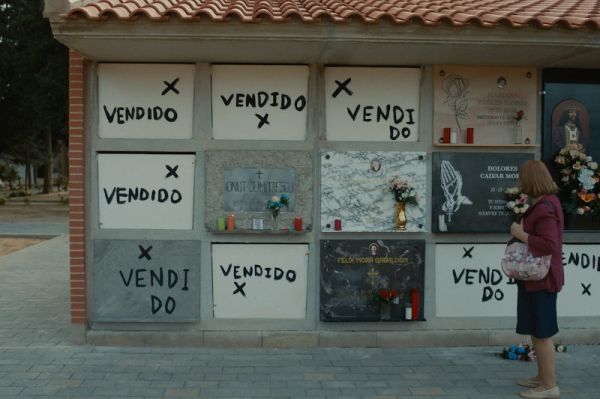 Bodegón con fantasmas foto crítica.