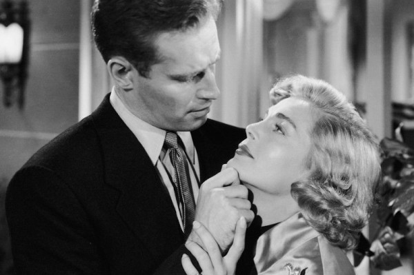 Ciudad en sombras foto crítica.