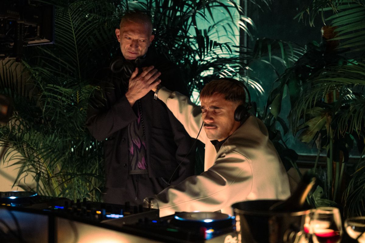 DJ encubierto foto crítica.