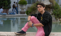 El chico de los pantalones rosas