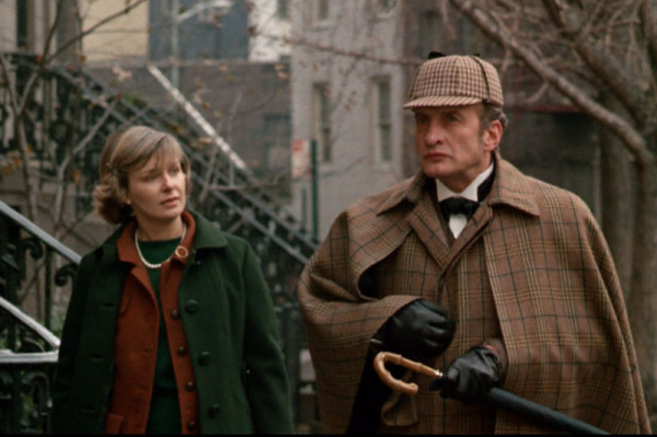 El detective y la doctora foto crítica.