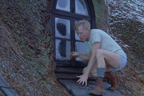 El visitante nocturno foto crítica.