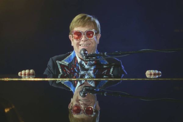 Elton John: Never Too Late foto crítica.