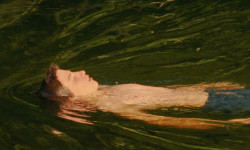 Estrany riu (Extraño río)