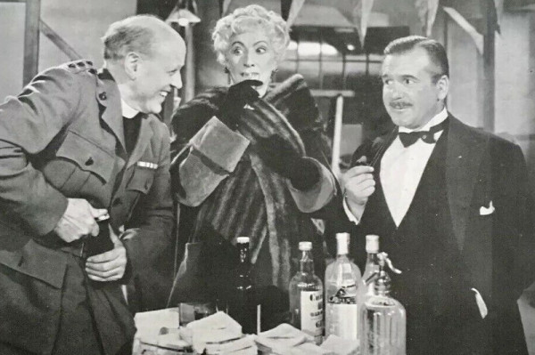 Folly to Be Wise foto crítica.