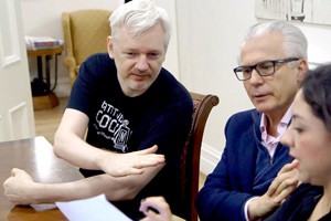 Garzón / Assange, el juez y el rebelde foto crítica.