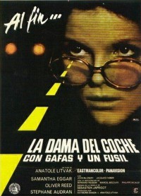 La dama del coche con gafas y fusil