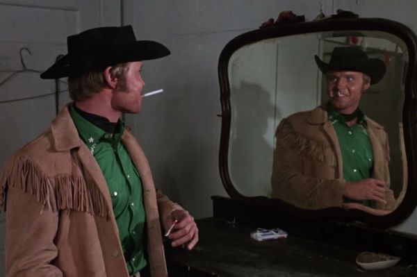 Almas desesperadas, la ciudad oscura y la leyenda del cowboy de medianoche foto crítica.
