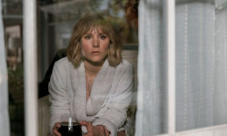 La mujer de la casa de enfrente de la chica en la ventana