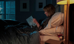 La mujer de la casa de enfrente de la chica en la ventana