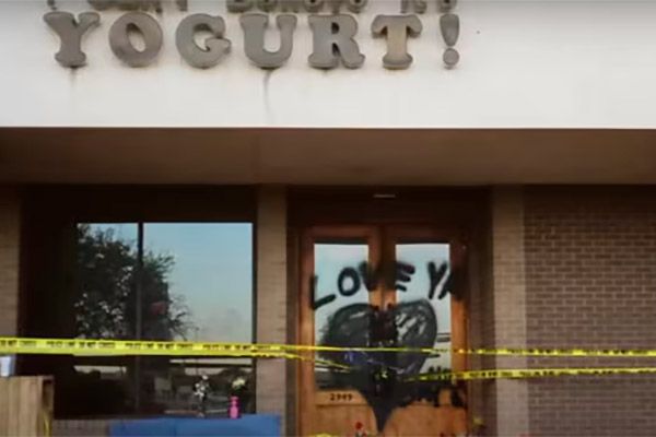 Los asesinatos de la tienda de yogurt foto crítica.