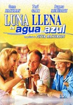 Luna llena en agua azul
