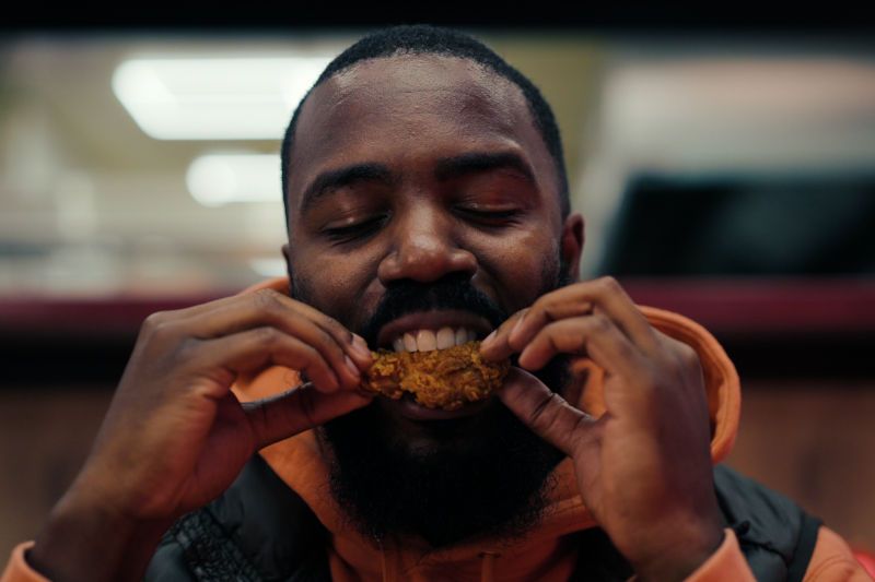 Pollo a lo grande: Una conspiración de comida rápida foto crítica.