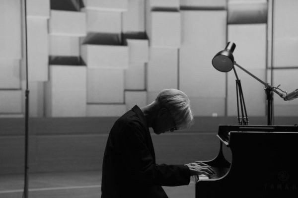 Ryuichi Sakamoto: Opus foto crítica.