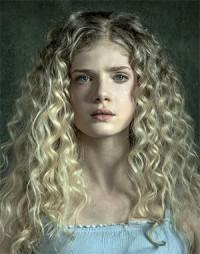 Elena Kampouris