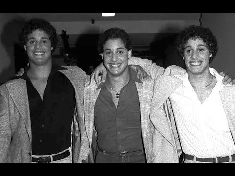 Tres idénticos desconocidos